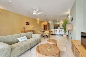A modern living room with a sofa, coffee table, and dining area. - Bon Bida Trupial, apartment with shared pool (Kralendijk)