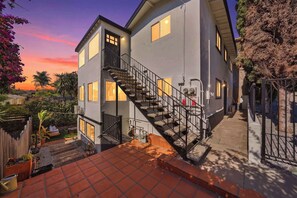 A two-story house with a staircase leading to the upper floor. - Golden Hill Escape Near Balboa Park & Zoo (San Diego)