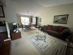 Living area - Perfect two story home 4BR, 2.5 Bath in the heart of Rancho Penasquitos. (San Diego)