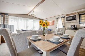 Dining - Luxury Lodge near Sea with Wraparound Deck - Kernow Lodge (Milford on Sea)