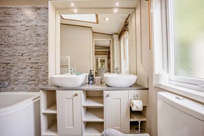 Shower, hair dryer, towels, soap - Luxury Lodge near Sea with Wraparound Deck - Kernow Lodge (Milford on Sea)