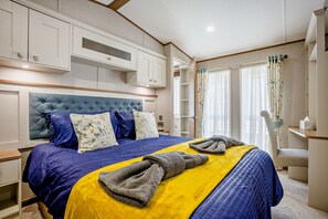 Desk, iron/ironing board, free WiFi, bed sheets - Luxury Lodge near Sea with Wraparound Deck - Kernow Lodge (Milford on Sea)