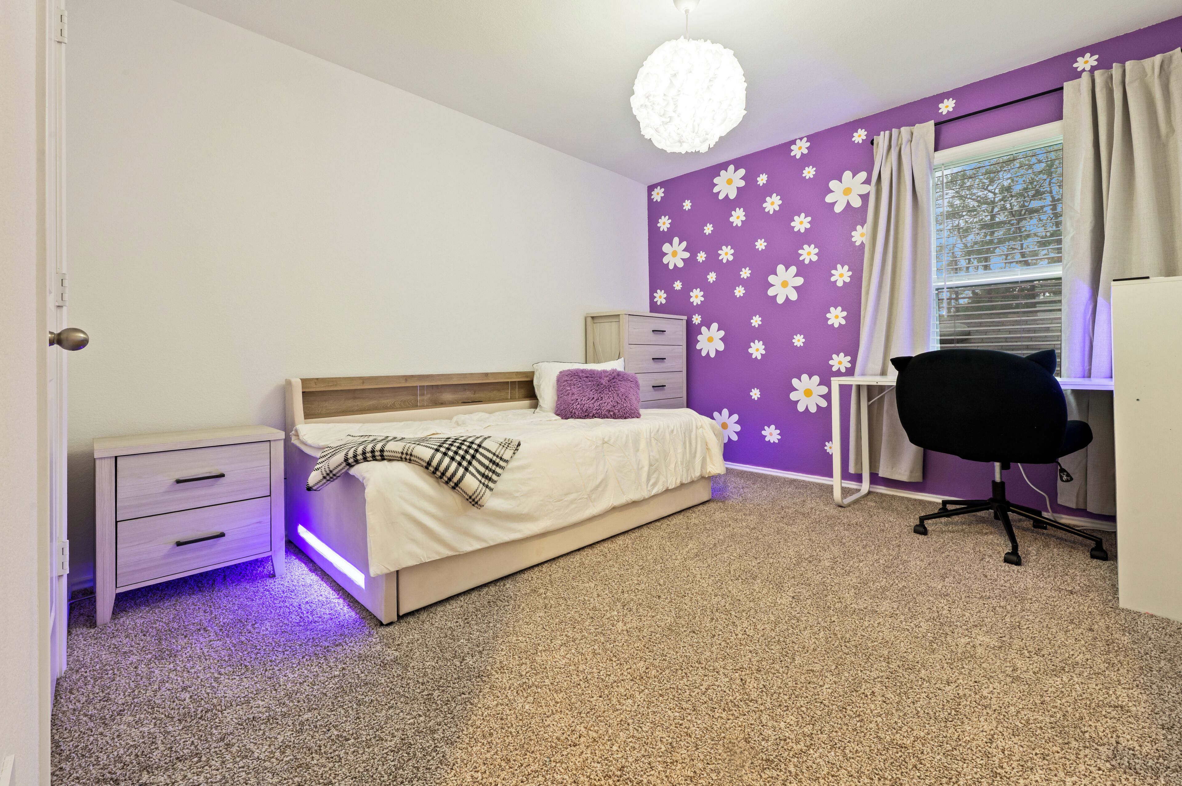 5 bedrooms, desk, iron/ironing board, travel cot