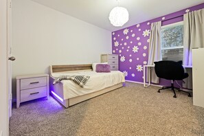 5 Schlafzimmer, Schreibtisch, Bügeleisen/Bügelbrett, Reisekinderbett