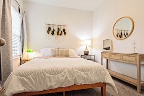 5 slaapkamers, een bureau, een strijkplank/strijkijzer, reisbedje