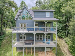 Une maison à deux étages avec un balcon au niveau supérieur.