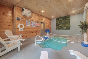 Ein Poolbereich mit flacher Wassergefahr-Warnschild, Rettungsschwimmer-Stuhl und Poolheizung.