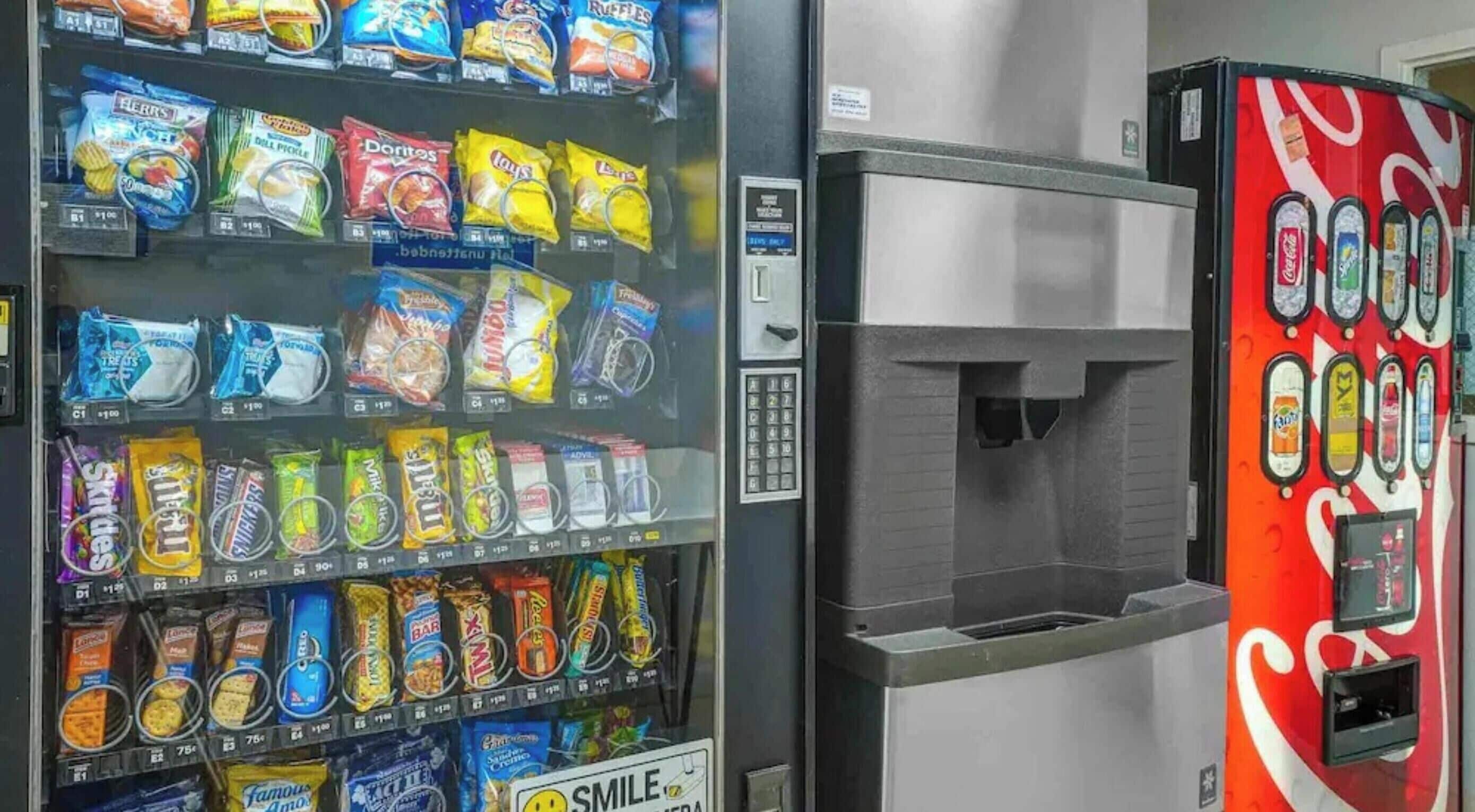 Un distributeur automatique de collations et une machine à Coca-Cola.