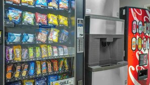 En automattankstation med snacks och en läskautomat för Coca-Cola.