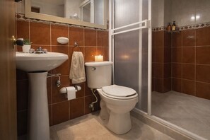 Double Antique Room | Bathroom | Shower, towels, soap, toilet paper - Hotel Casa Malibú (Medellín)