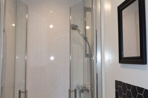 A glass-enclosed shower with a handheld showerhead and a wall-mounted faucet. - En-Suite Room near University of Aberdeen (Aberdeen)