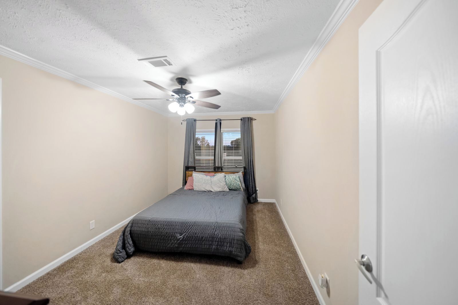 4 bedrooms, internet, bed sheets