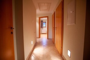 Căn hộ tiện nghi đơn giản, ban công, quang cảnh núi | Nội thất