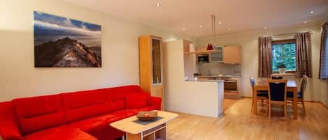 Appartement Confort, balcon, vue montagne | Coin séjour | TV connectée de 42 pouces avec chaînes par satellite