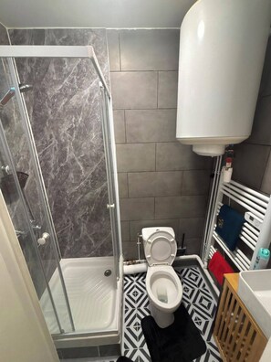 Bathroom - Vrbo Property (Saint-Ouen-sur-Seine)