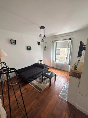 Room - Vrbo Property (Saint-Ouen-sur-Seine)