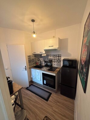 Private kitchen - Vrbo Property (Saint-Ouen-sur-Seine)