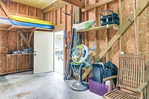 Ein Zimmer mit Holzvertäfelung, einer weißen Tür, einem bunten Spielbereich für Kinder und einem Kajak an der Decke.