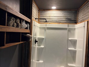 Douche, serviettes fournies, papier toilette