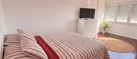 2 bedrooms, internet, bed sheets