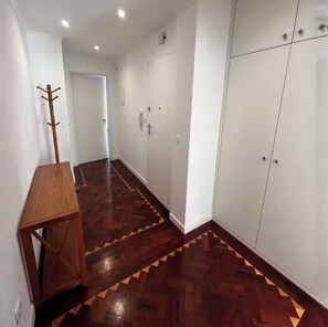 Interior - Bright, Renovated 2-Bedroom Apartment Very Close to the Lisbon Zoo (Lisboa)