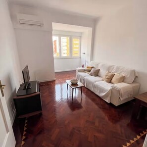 Living area - Bright, Renovated 2-Bedroom Apartment Very Close to the Lisbon Zoo (Lisboa)