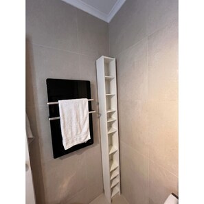 Shower, towels, soap, toilet paper - Bright, Renovated 2-Bedroom Apartment Very Close to the Lisbon Zoo (Lisboa)