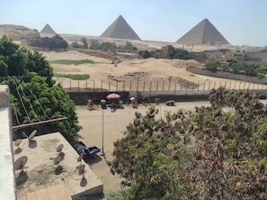 Basic Apartment, Balcony, Desert view | Property grounds - Eslam Pyramids Inn (Cairo)