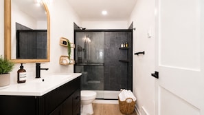 Douche, serviettes fournies, savon, papier toilette