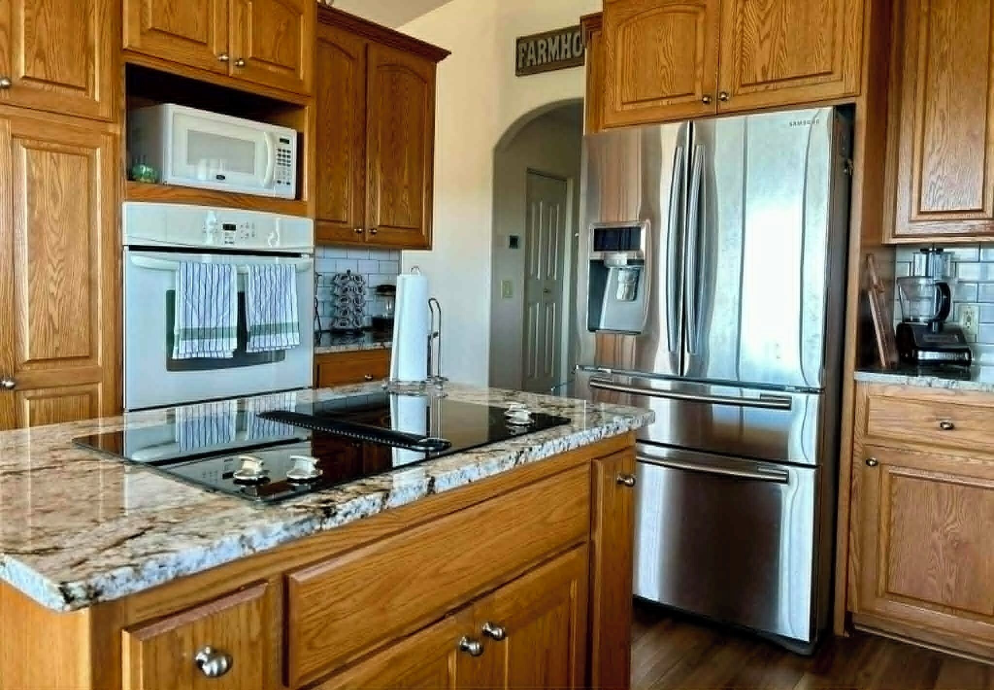 Coffee/tea maker, fridge, microwave, oven