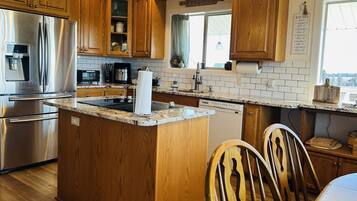 Coffee/tea maker, fridge, microwave, oven