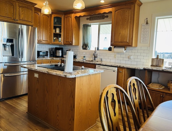 Coffee/tea maker, fridge, microwave, oven