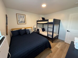 3 Schlafzimmer, Schreibtisch, Bügeleisen/Bügelbrett, Reisekinderbett