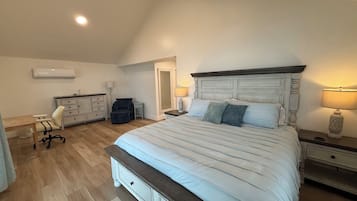 3 soverom, skrivebord, strykejern/-brett og reiseseng for barn