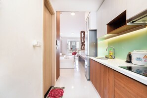 Estudi, 1 llit de matrimoni, vistes a la ciutat | Cuina privada | Cafetera i tetera, frigorífic, microones i placa de cuina 