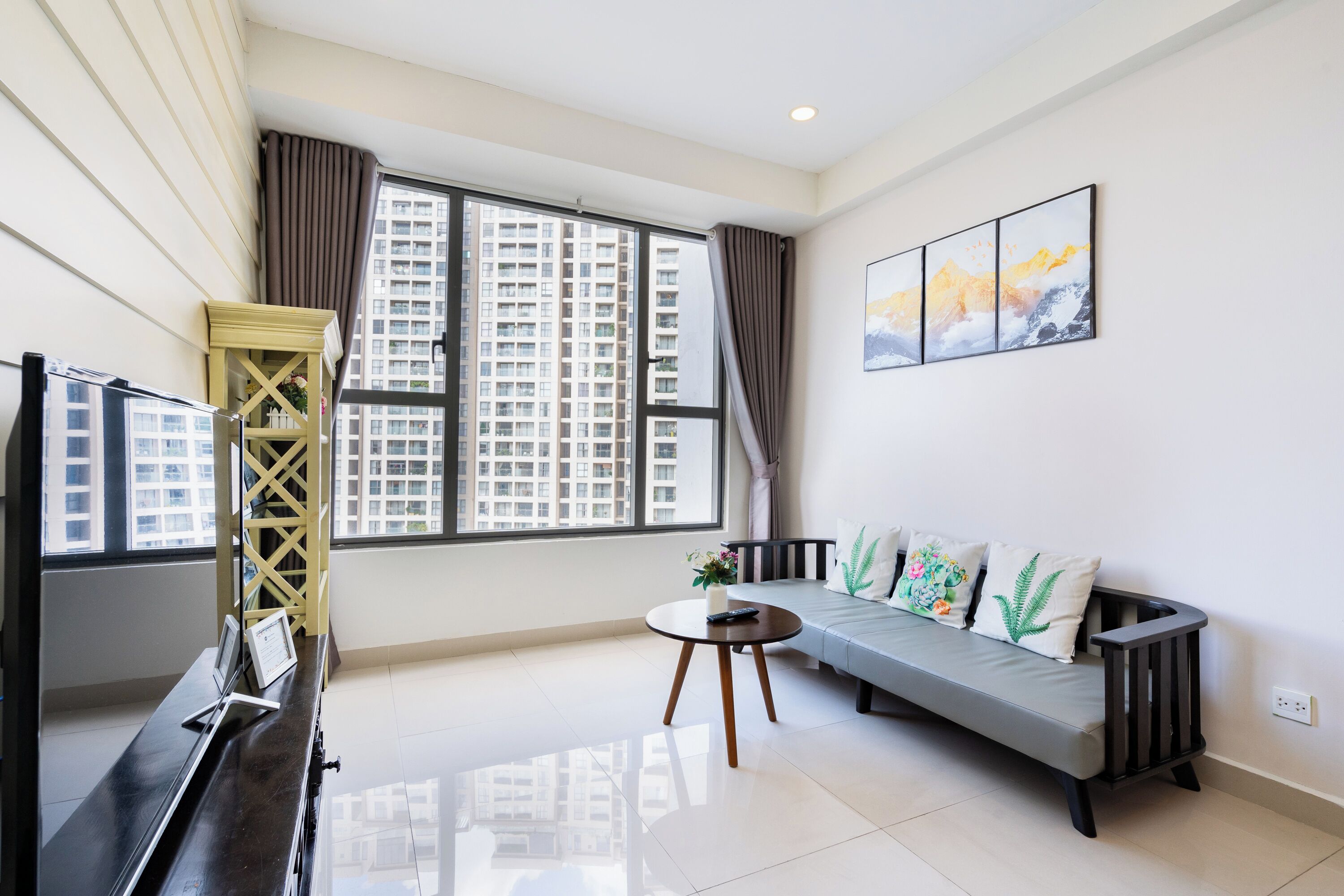 Appartement Familial, 2 chambres, vue ville | Coin séjour | TV connectée de 49 pouces avec chaînes par câble, films à la carte