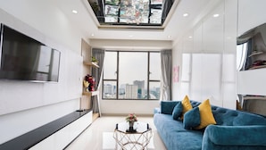 Apartemen Keluarga, 2 kamar tidur, pemandangan kota | Area keluarga | Smart TV 49-inci dengan saluran TV kabel dan film berbayar
