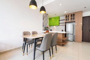 Appartement Familial, 2 chambres, vue ville | Restauration