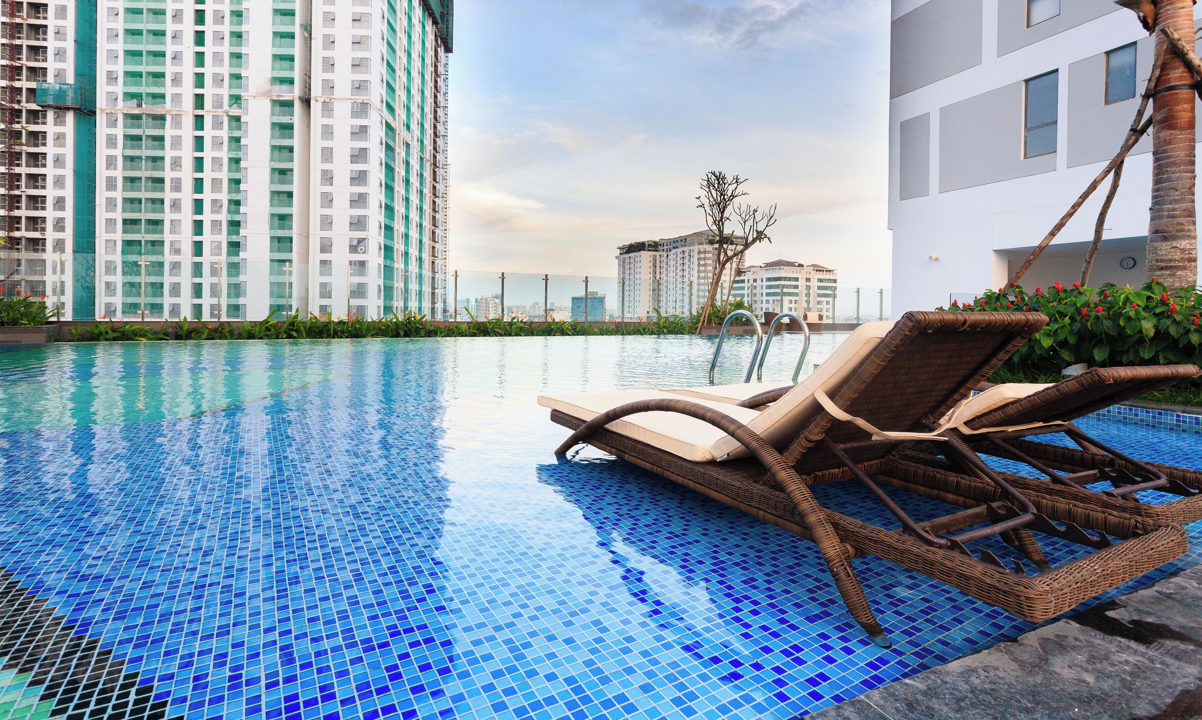 Hồ bơi ngoài trời, mở cửa từ 10:00 đến 17:00, ghế dài tắm nắng 
