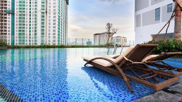 Hồ bơi ngoài trời, mở cửa từ 10:00 đến 17:00, ghế dài tắm nắng