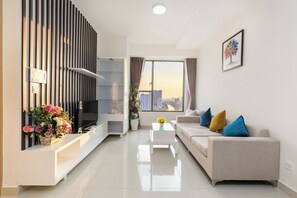 Apartament estàndard, 2 dormitoris, vistes a la ciutat | Sala d'estar | Televisor intel·ligent de 49 polzades amb canals per cable 