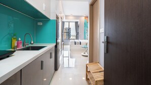 Studio, 1 Tempat Tidur Queen, pemandangan kota | Dapur pribadi | Mesin pembuat kopi/teh, lemari es, microwave, dan kompor