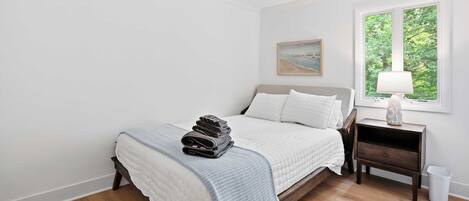 3 habitaciones, escritorio, tabla de planchar con plancha y wifi