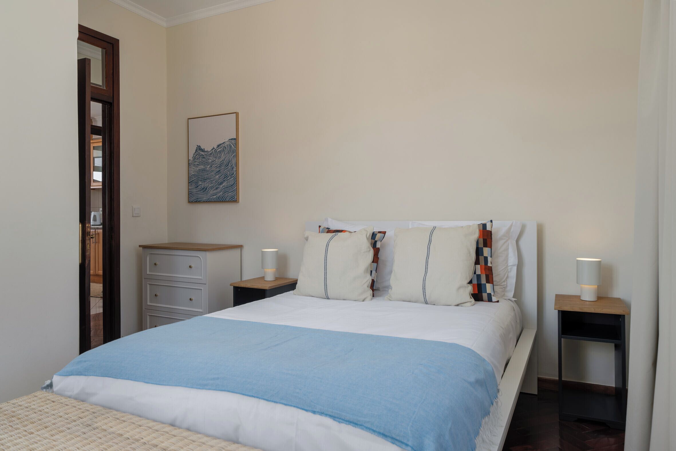 3 slaapkamers, een strijkplank/strijkijzer, wifi, beddengoed