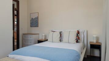 3 slaapkamers, een strijkplank/strijkijzer, wifi, beddengoed