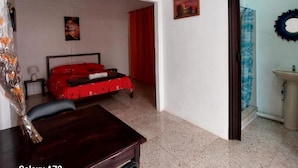 Chambre Double Confort, vue cour intérieure | Intérieur