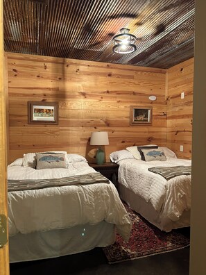 Room - Peaceful Cabin Retreat in Oxford/2BR Getaway 12 miles from Ole Miss & the Square (Oxford)