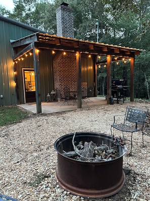 Outdoor dining - Peaceful Cabin Retreat in Oxford/2BR Getaway 12 miles from Ole Miss & the Square (Oxford)