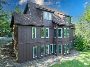 A multi-story house with a sloped roof and multiple windows. - Shenandoah Sky House - walk to Lake Laura trail! + fire pit (Basye)