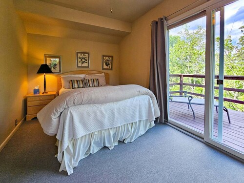Shenandoah Sky House - walk to Lake Laura trail! + fire pit